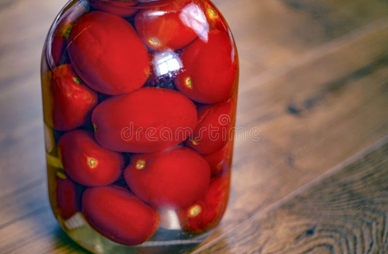 Tomates conservados en vinagre Tomates conservados en vinagre en un tarro foto de archivo libre de regalías Tomates conservados en vinagre Tomates conservados en vinagre en un tarro foto de archivo libre de regalías