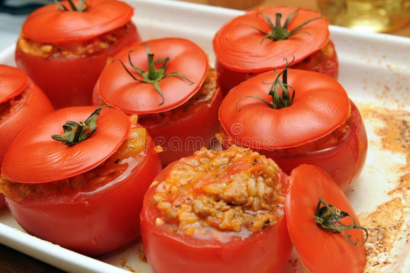 Tomates recheados deliciosos assados foto de stock royalty free