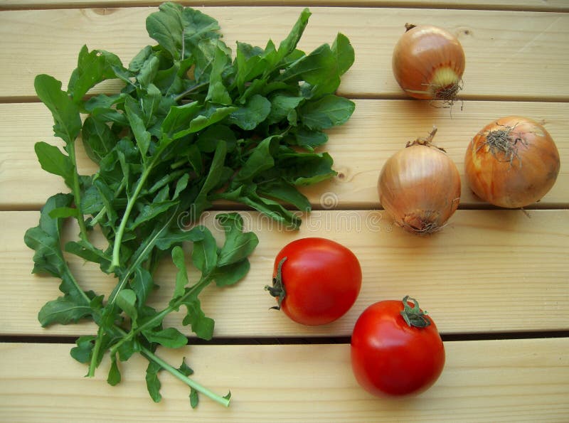 Tomates et oignons rouges frais de Rucola pour la salade images libres de droits Tomates et oignons rouges frais de Rucola pour la salade images libres de droits