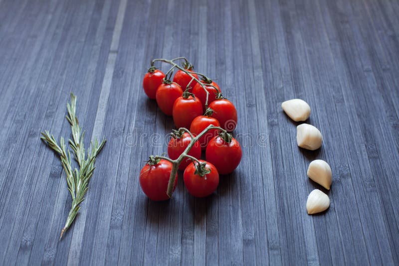Tomates fraîches sur un branchement photographie stock libre de droits Tomates fraîches sur un branchement photographie stock libre de droits