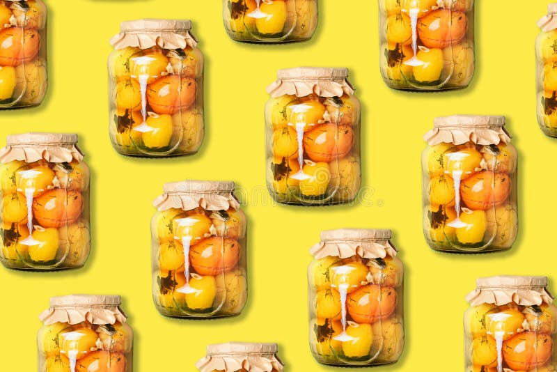 Tomates marinées dans le modèle de pot sur le fond jaune. Vue de dessus. Conception d'emballage créative. Conserves de légumes en photos stock