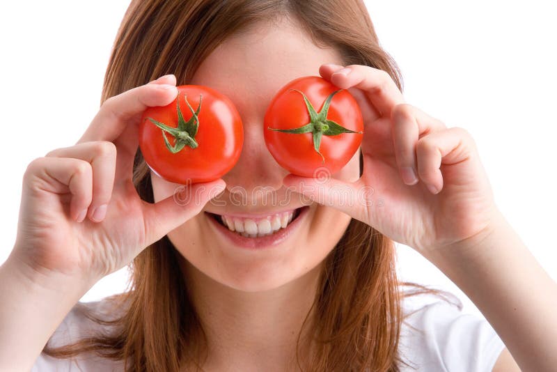 Jung, schöne frau ist ein Besitz zwei tomaten auf der ihr augen.