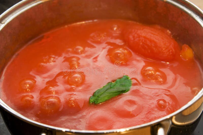 Sieden tomate Soße metall Bratpfanne.