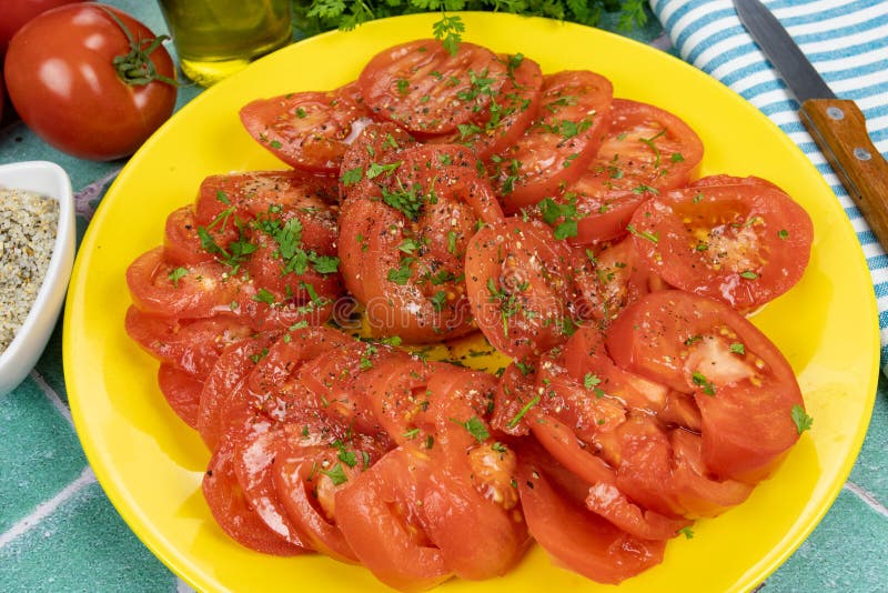 Tomatsallad med olivolja och guerande salt