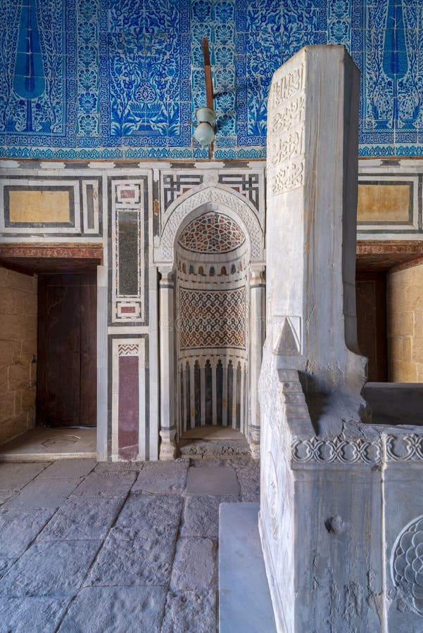 Le Caire ... Tomb-ibrahim-agha-mustahfizan-attached-to-mosque-aqsu-aqsunqur-blue-bab-el-wazir-district-old-cairo-egypt-131916870