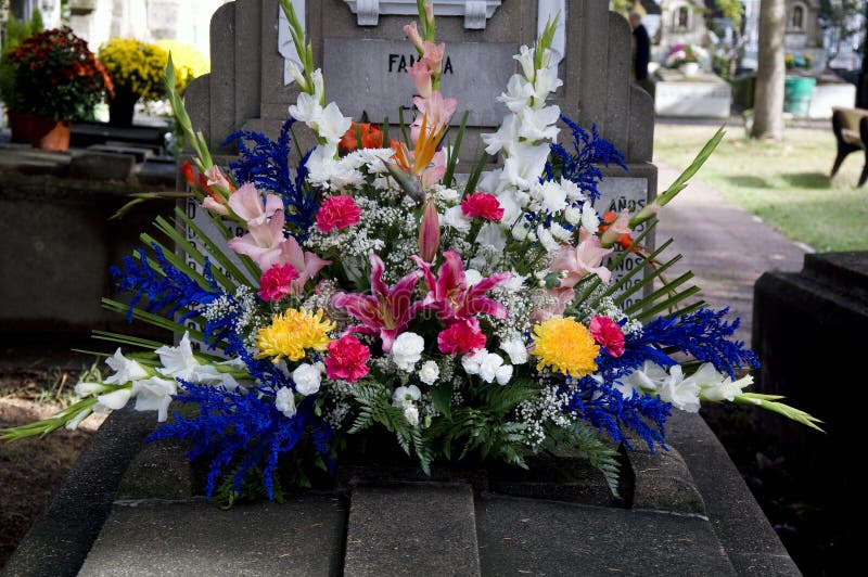 Tomba Con La Decorazione Variopinta Dei Fiori Immagine Stock Immagine