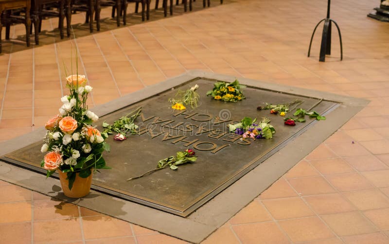 Tomba del compositore tedesco famoso Johann Sebastian Bach in st Thomas Church Thomaskirche in Lipsia, Germania