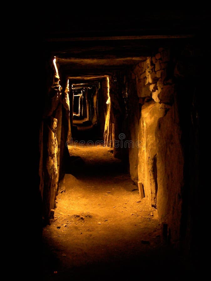 Tomba del passaggio di Knowth immagini stock libere da diritti Tomba del passaggio di Knowth immagini stock libere da diritti