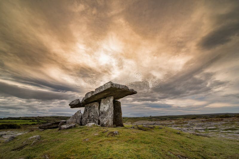 Tomba portale di Poulnabrone in Irlanda fotografie stock libere da diritti Tomba portale di Poulnabrone in Irlanda fotografie stock libere da diritti