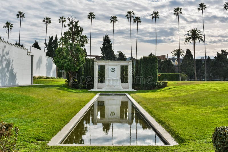 Tombe des acteurs Douglas Fairbanks Sr et JR , de Hollywood au cimetière pour toujours à Los Angeles, CA photos libres de droits Tombe des acteurs Douglas Fairbanks Sr et JR , de Hollywood au cimetière pour toujours à Los Angeles, CA photos libres de droits