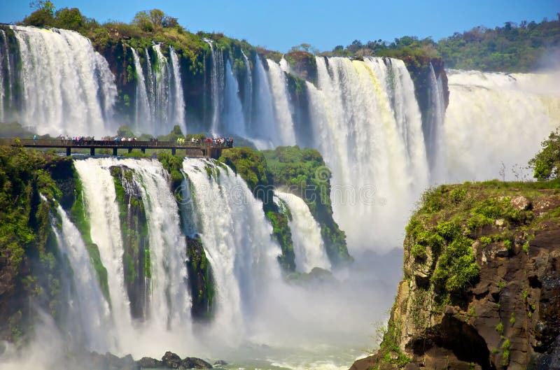 Les Chutes D'iguazu Ou Les Chutes D'iguacu à La Frontière Entre L