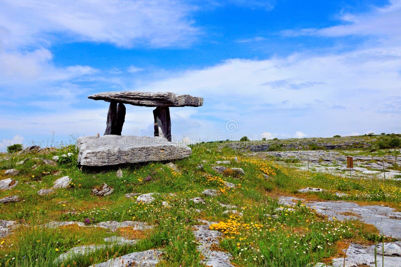 Tombe ruinée antique, dolmen de Poulnabrone dans le Burren, comté Clare, Irlande images stock Tombe ruinée antique, dolmen de Poulnabrone dans le Burren, comté Clare, Irlande images stock