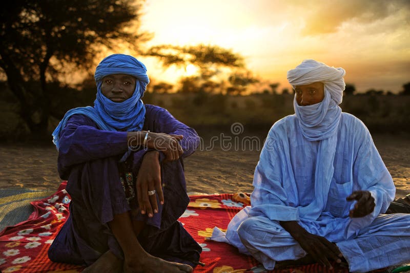 TOMBOUCTOU, MALI Tuaregs posant pour un portrait dans le camp près de Tombouctou photo stock TOMBOUCTOU, MALI Tuaregs posant pour un portrait dans le camp près de Tombouctou photo stock