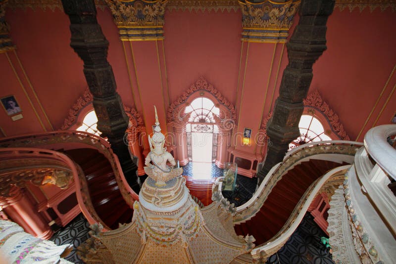 Tome a foto a arte da imagem da Buda no salão dentro da construção três-dirigida do elefante no museu de Erawan imagens de stock royalty free Tome a foto a arte da imagem da Buda no salão dentro da construção três-dirigida do elefante no museu de Erawan imagens de stock royalty free