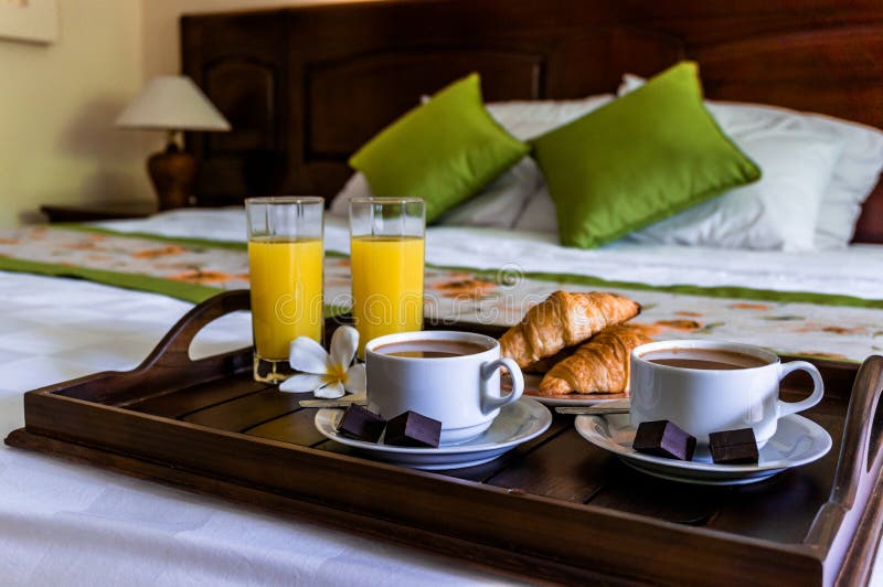 Tome o café da manhã na cama para um par com café e croissant fotos de stock Tome o café da manhã na cama para um par com café e croissant fotos de stock