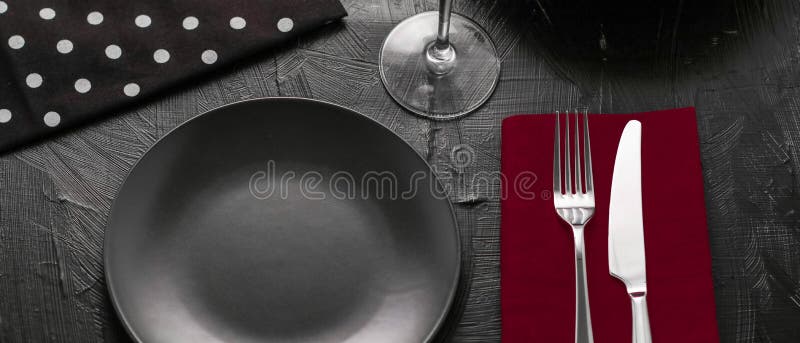 Tomma bordsprogram med röd napkin, pläteringsproppar för matsformat, deluxe-uppsättning för bröllop, fest, datum, fest eller lyx arkivfoto Tomma bordsprogram med röd napkin, pläteringsproppar för matsformat, deluxe-uppsättning för bröllop, fest, datum, fest eller lyx arkivfoto