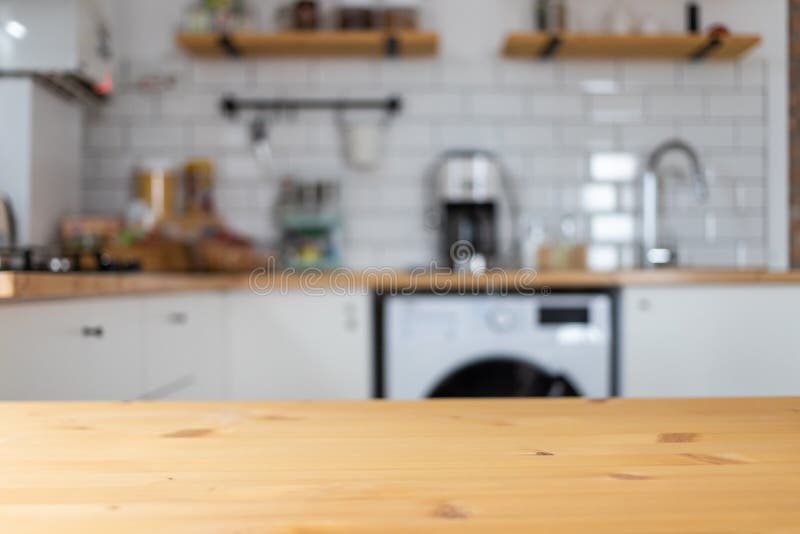 Tomma träbordsbord och dimmigt köksmocka för produktvisning