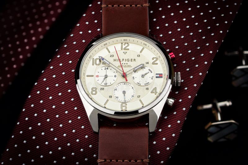 Tommy Hilfiger-Uhr, die auf einer Bindung, Luxus, teuer liegt lizenzfreies stockfoto Tommy Hilfiger-Uhr, die auf einer Bindung, Luxus, teuer liegt lizenzfreies stockfoto