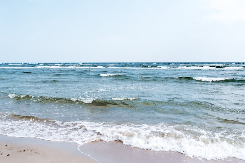 Tomt baltiskt hav som ses från stranden som är användbar som en bakgrund royaltyfria bilder