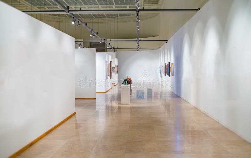 Tomt galleriutrymme med vita väggar royaltyfria bilder Tomt galleriutrymme med vita väggar royaltyfria bilder