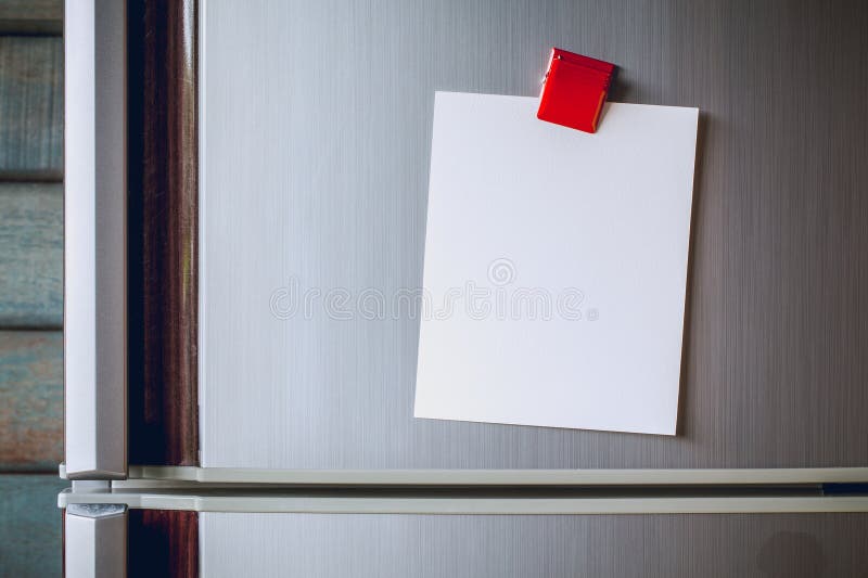Tomt pappersark på kylluckan. journalpapper med magnetiskt. varningsmeddelande om att skicka text med kärlek. minnesdagantecknings royaltyfri foto