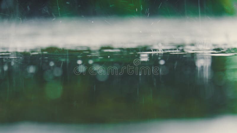 Ton de couleur de cru de fin vers le haut de l'éclaboussure de baisse de l'eau de pluie tombant à images libres de droits Ton de couleur de cru de fin vers le haut de l'éclaboussure de baisse de l'eau de pluie tombant à images libres de droits