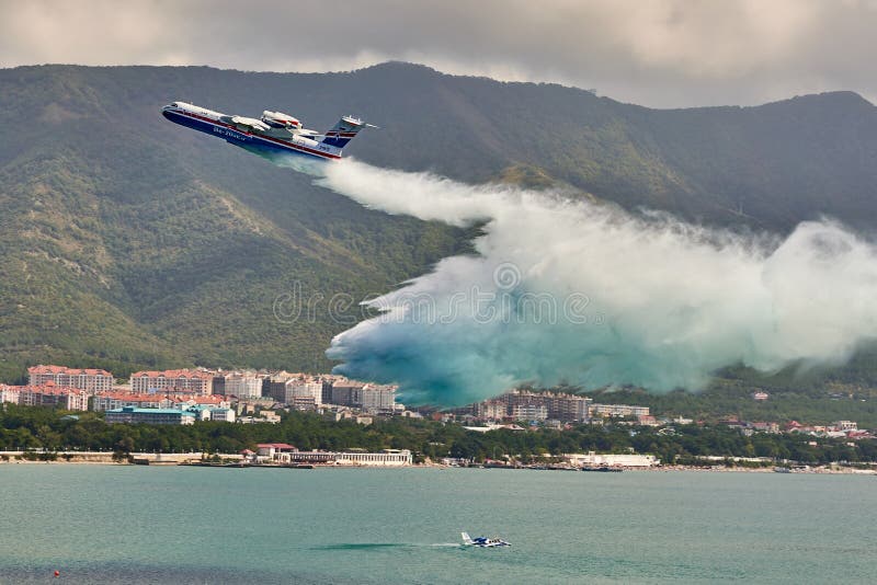 Tonade det Beriev Be-200ES A landa skeppet som kan användas till mycket på Gidroaviasalon 2018 förrådsplatser havsvatten över vat royaltyfria foton Tonade det Beriev Be-200ES A landa skeppet som kan användas till mycket på Gidroaviasalon 2018 förrådsplatser havsvatten över vat royaltyfria foton
