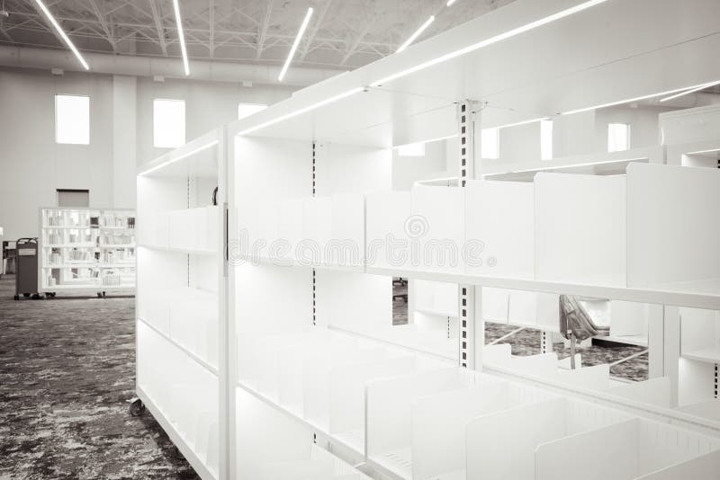 Bibliotecă foto-golă de rafturi la biblioteca locală frisco rafturi de rack metal Texas folosite pentru a deține elemente pe care stock image