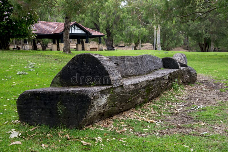 Toneel gesneden houten bank in het Nationale Park van Yanchep stock foto's Toneel gesneden houten bank in het Nationale Park van Yanchep stock foto's