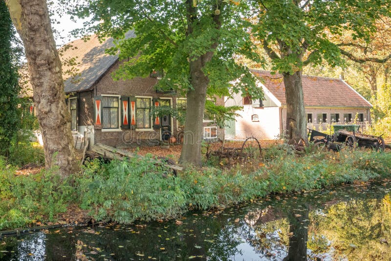 Toneel Nederlandse oude boerderij dichtbij een kanaal in Gouda, Nederland stock afbeelding Toneel Nederlandse oude boerderij dichtbij een kanaal in Gouda, Nederland stock afbeelding