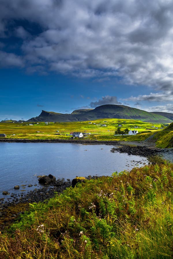 Toneeldorp in Landelijk Landschap bij de Kust van het Eiland van Skye In Scotland stock afbeelding Toneeldorp in Landelijk Landschap bij de Kust van het Eiland van Skye In Scotland stock afbeelding