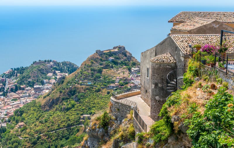 Toneelgezicht in Castelmola, een oud middeleeuws die dorp boven Taormina, op de bovenkant van de berg Mola wordt gesitueerd Sicil royalty-vrije stock afbeelding Toneelgezicht in Castelmola, een oud middeleeuws die dorp boven Taormina, op de bovenkant van de berg Mola wordt gesitueerd Sicil royalty-vrije stock afbeelding