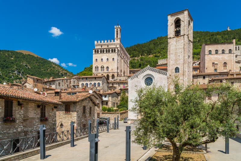 Toneelgezicht in Gubbio met Palazzo-dei Consoli en de Kerk van Giovanni Battista, middeleeuwse stad in Umbrië stock foto's Toneelgezicht in Gubbio met Palazzo-dei Consoli en de Kerk van Giovanni Battista, middeleeuwse stad in Umbrië stock foto's