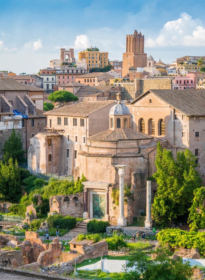 Toneelgezicht in Roman Forum, met de Tempel van Romulus en de Toren van de Militie Mooie oude vensters in Rome (Italië) royalty-vrije stock afbeelding Toneelgezicht in Roman Forum, met de Tempel van Romulus en de Toren van de Militie Mooie oude vensters in Rome (Italië) royalty-vrije stock afbeelding
