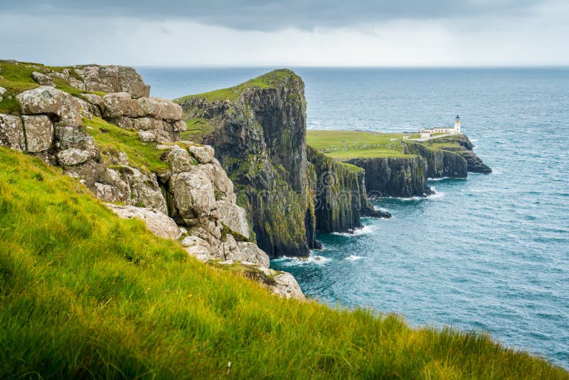 Toneelgezicht van Neist-Puntvuurtoren en klippen in het Eiland van Skye, Schotland stock foto Toneelgezicht van Neist-Puntvuurtoren en klippen in het Eiland van Skye, Schotland stock foto