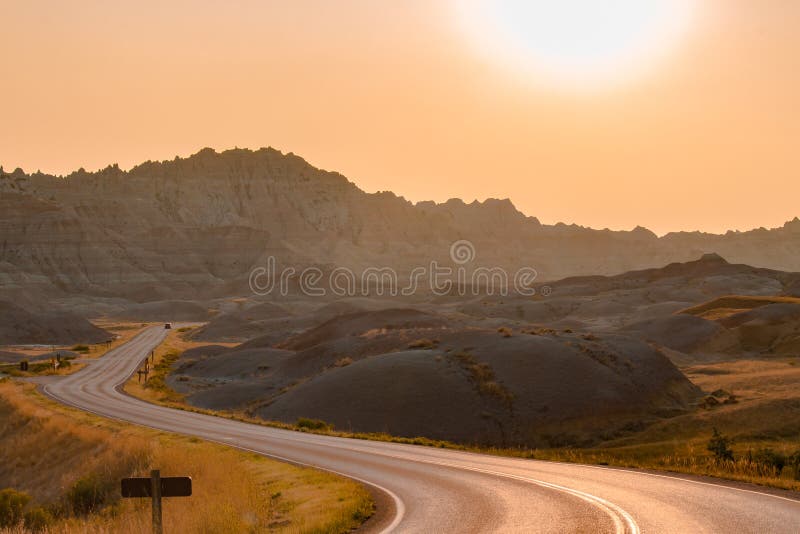 Toneelmening bij zonsondergang in het Nationale Park van Badlands royalty-vrije stock foto Toneelmening bij zonsondergang in het Nationale Park van Badlands royalty-vrije stock foto