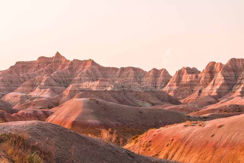 Toneelmening bij zonsondergang in het Nationale Park van Badlands royalty-vrije stock afbeelding Toneelmening bij zonsondergang in het Nationale Park van Badlands royalty-vrije stock afbeelding