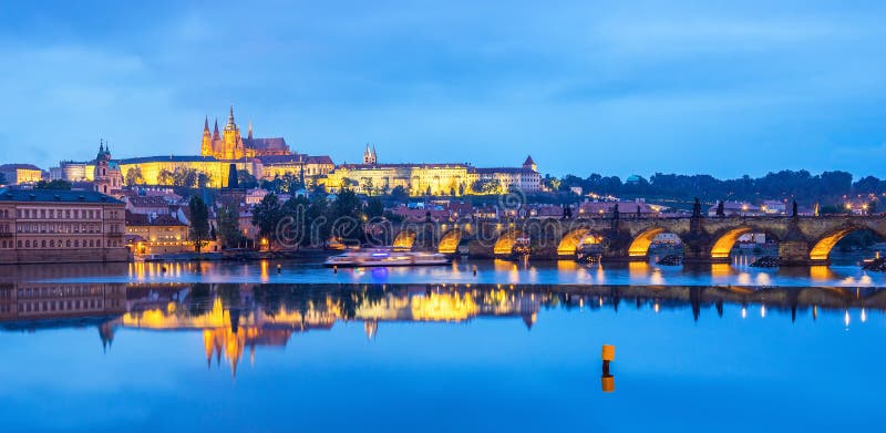 Toneelmening van bruggen op de Vltava-rivier en het historische centrum van Praag, Praag, Tsjechische Rapubl stock foto's Toneelmening van bruggen op de Vltava-rivier en het historische centrum van Praag, Praag, Tsjechische Rapubl stock foto's