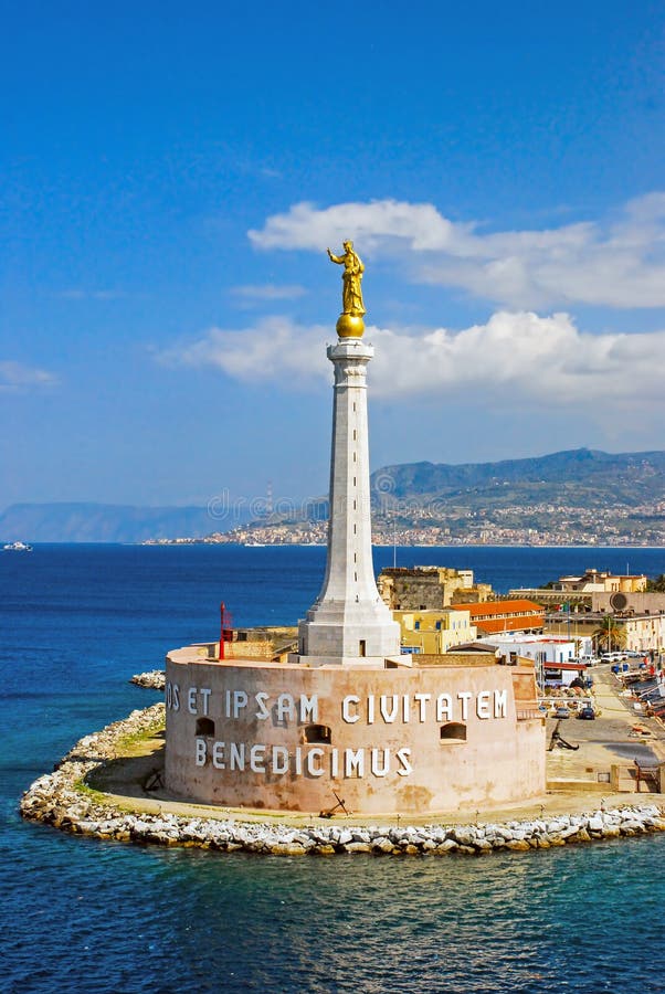 Toneelmening van de Italiaanse haven van Messina royalty-vrije stock fotografie Toneelmening van de Italiaanse haven van Messina royalty-vrije stock fotografie