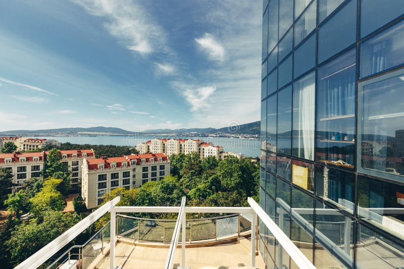 Toneelmening van de stad en het overzees van het balkon van het terras stock afbeeldingen Toneelmening van de stad en het overzees van het balkon van het terras stock afbeeldingen