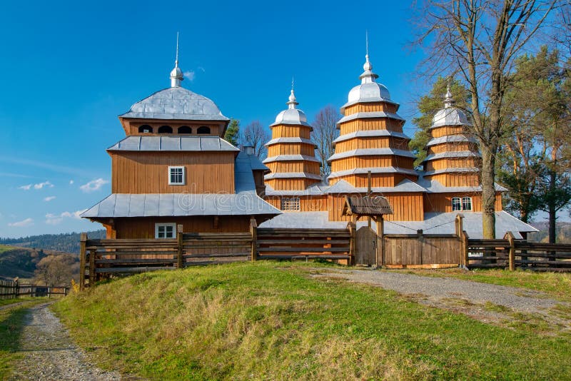 Toneelmening van Griekse Katholieke houten kerk van St Dmytro, Unesco, Matkiv, de Oekraïne stock afbeelding Toneelmening van Griekse Katholieke houten kerk van St Dmytro, Unesco, Matkiv, de Oekraïne stock afbeelding