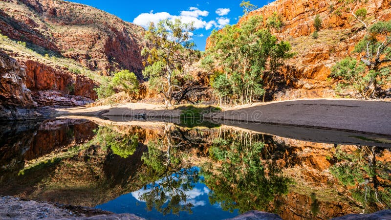 Toneelmening van Ormiston-kloofwaterpoel in het binnenland Australië West- van Macdonnell Ranges