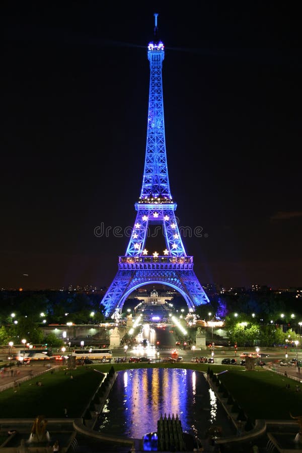 Tonen de Lichte Prestaties van de Toren van Eiffel royalty-vrije stock afbeelding Tonen de Lichte Prestaties van de Toren van Eiffel royalty-vrije stock afbeelding