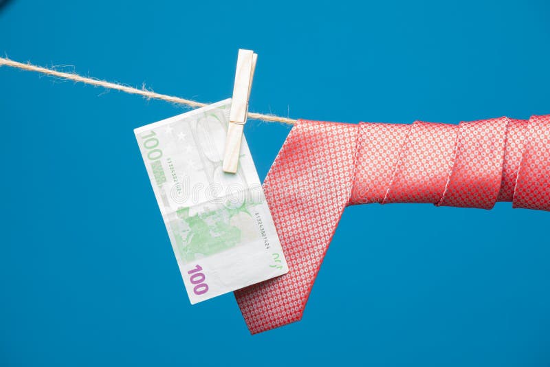 Tongs, pieniądze i krawat z kępką, na arkanie obrazy stock Tongs, pieniądze i krawat z kępką, na arkanie obrazy stock