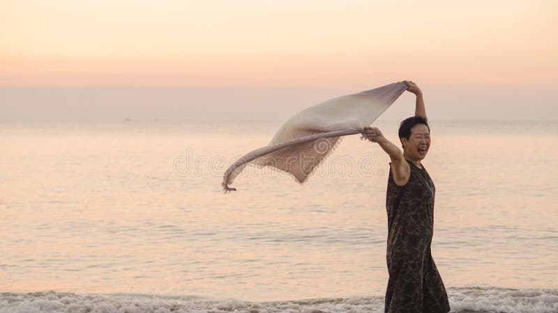 Tonne supérieure asiatique heureuse de femme à la plage avec le tissu d'écharpe et l'espace de copie photos stock Tonne supérieure asiatique heureuse de femme à la plage avec le tissu d'écharpe et l'espace de copie photos stock