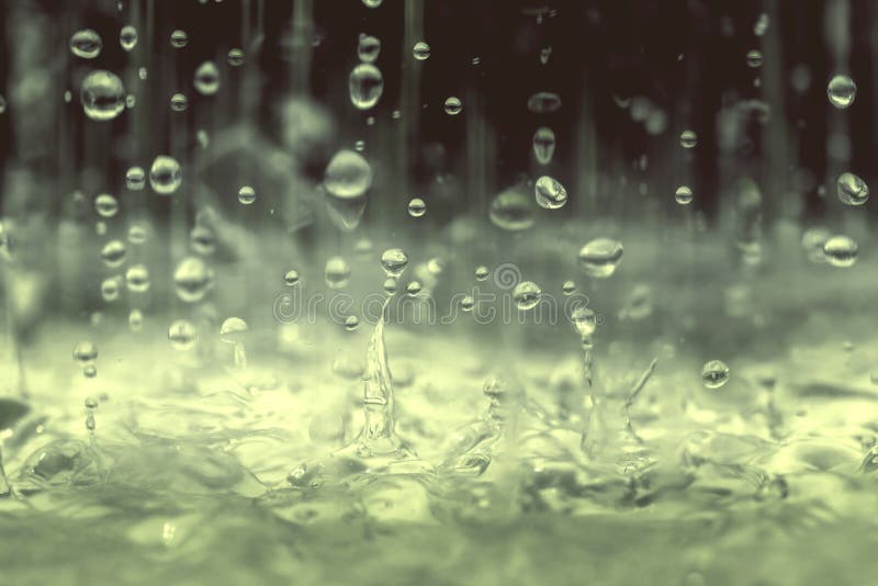 Tono del color del vintage del cierre encima del descenso del agua de lluvia que baja al piso en la estación de lluvias imágenes de archivo libres de regalías Tono del color del vintage del cierre encima del descenso del agua de lluvia que baja al piso en la estación de lluvias imágenes de archivo libres de regalías