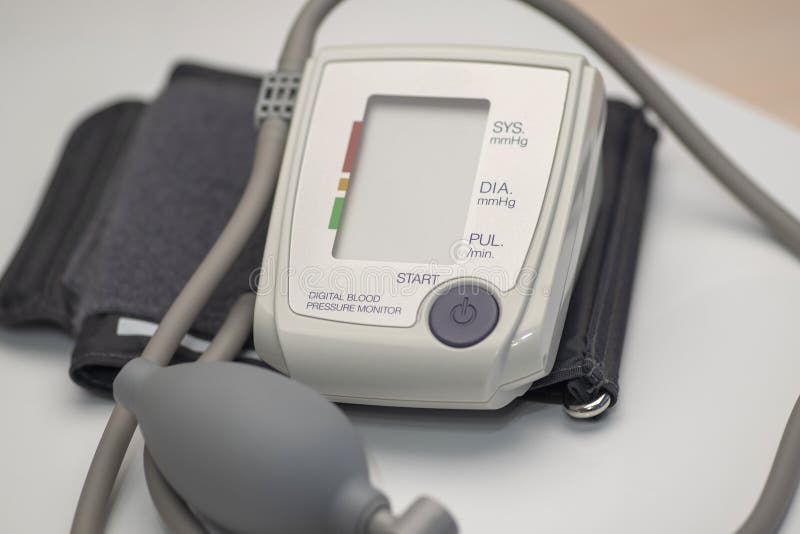Tonometer, dispositif médical pour mesurer la tension artérielle, l'espace pour le texte sur l'écran photographie stock Tonometer, dispositif médical pour mesurer la tension artérielle, l'espace pour le texte sur l'écran photographie stock