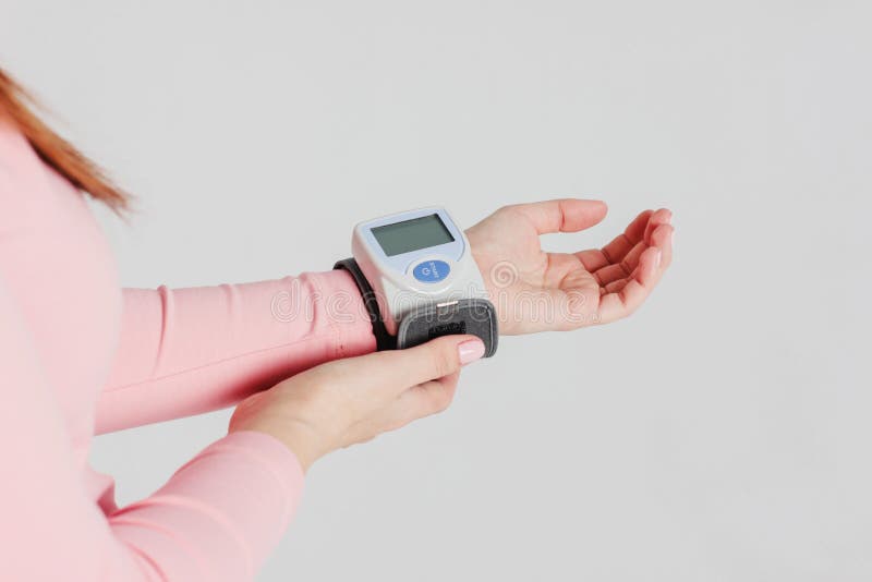 Tonometer przyrząd dla mierzyć ciśnienie krwi na kobiety ręce dalej obrazy royalty free Tonometer przyrząd dla mierzyć ciśnienie krwi na kobiety ręce dalej obrazy royalty free