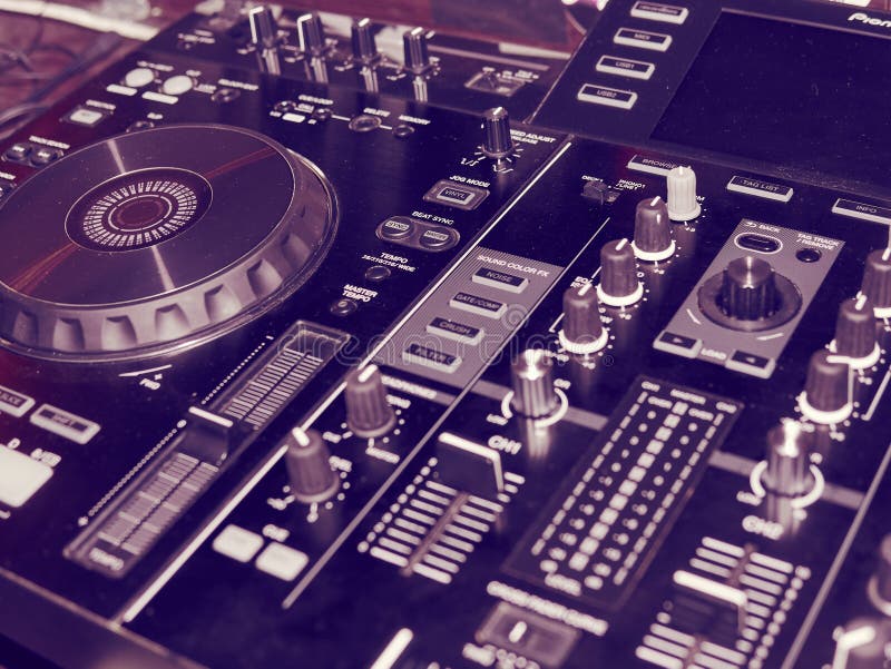 Tonregiepultdetail, Abschluss oben DJ-Berufsmusikkonsole Weitwinkelfoto des schwarzen Tonmeisterprüfers mit Griffen stockfotos Tonregiepultdetail, Abschluss oben DJ-Berufsmusikkonsole Weitwinkelfoto des schwarzen Tonmeisterprüfers mit Griffen stockfotos