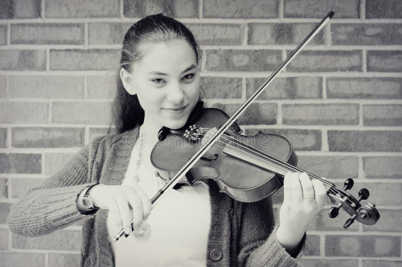 Tonårig flicka som spelar fiolen